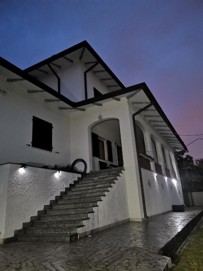 Villa Flora Affittacamere Luni Exterior foto